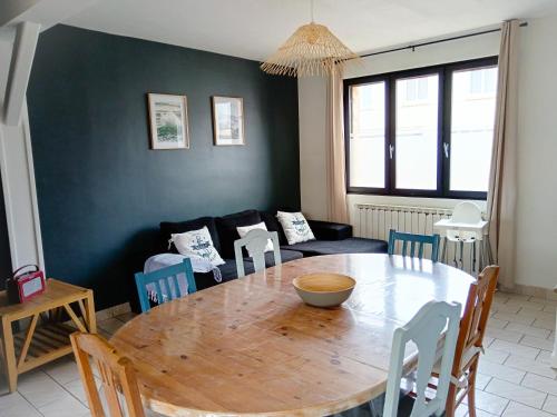 un salon avec une table en bois et un canapé dans l'établissement L'échappée Belle, à Gravelines