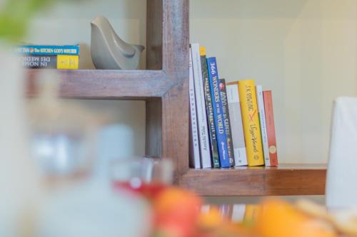 a book shelf with some books on it at Lake Lovers Lodge in Montefiascone