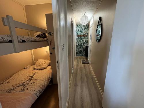 Cette petite chambre comprend des lits superposés et une fenêtre. dans l'établissement Studio Cabine Charmant - Plage, Commerces et Pistes Cyclables à Proximité - FR-1-324A-26, à Saint-Hilaire-de-Riez
