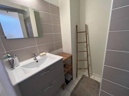 une salle de bain avec un lavabo et un miroir dans l'établissement Studio Cabine Charmant - Plage, Commerces et Pistes Cyclables à Proximité - FR-1-324A-26, à Saint-Hilaire-de-Riez