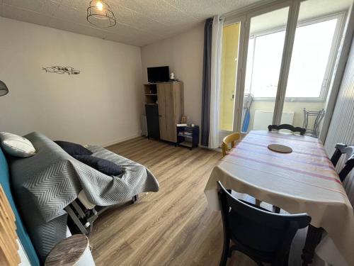 une salle à manger avec une table et un canapé dans l'établissement Studio Cabine Charmant - Plage, Commerces et Pistes Cyclables à Proximité - FR-1-324A-26, à Saint-Hilaire-de-Riez