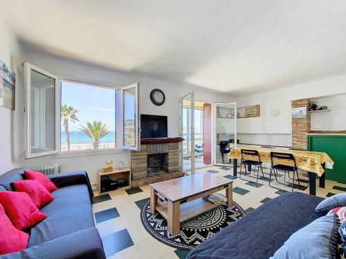 un salon avec un canapé et une table dans l'établissement Appartement en bord de plage avec terrasse, parking privé, wifi et équipements modernes - FR-1-770-15, à Saint-Cyr-sur-Mer
