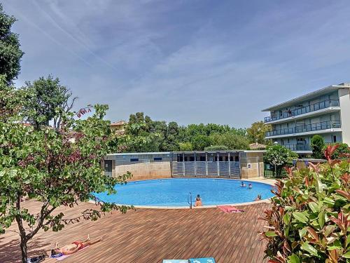 une piscine devant un immeuble dans l'établissement Charmante Villa 4 Pièces avec Piscine, Terrasse et Parking Privé à La Ciotat - Proche Plages - FR-1-770-33, à La Ciotat