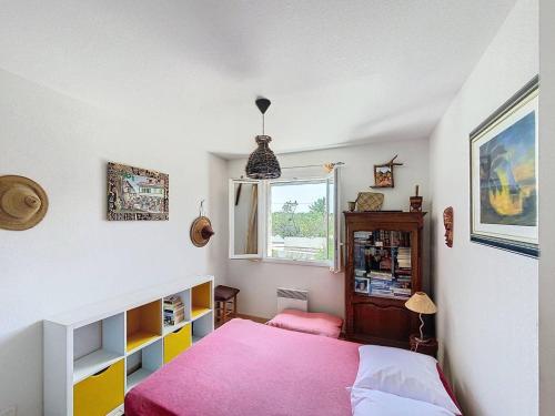 - une chambre avec un lit rose et une fenêtre dans l'établissement Charmante Villa 4 Pièces avec Piscine, Terrasse et Parking Privé à La Ciotat - Proche Plages - FR-1-770-33, à La Ciotat