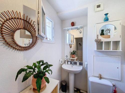 une salle de bain avec un lavabo et un miroir et des toilettes dans l'établissement Charmante Villa 4 Pièces avec Piscine, Terrasse et Parking Privé à La Ciotat - Proche Plages - FR-1-770-33, à La Ciotat