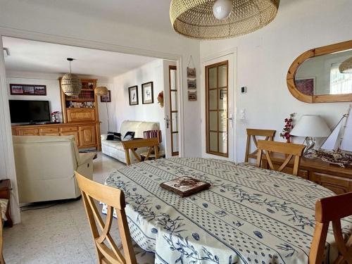 Cette chambre dispose d'une table avec une plaque de cuisson. dans l'établissement Appartement familial climatisé avec terrasse, 2 chambres, à 8 km de la mer - Sorède - FR-1-225-737, à Sorède
