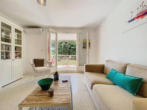 Appartement lumineux avec terrasse à 100m de la plage - 2 ch. - Parking privé & équipements inclus - FR-1-770-20