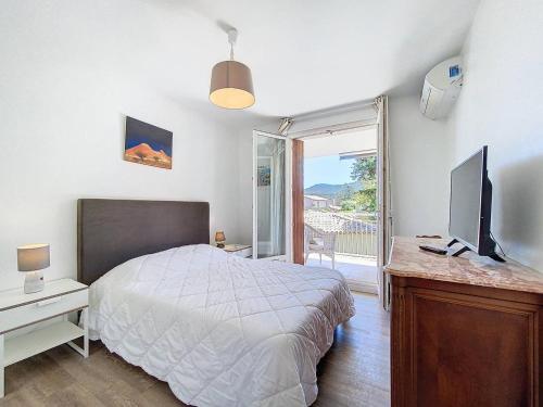 une chambre avec un lit et une télévision et un balcon dans l'établissement Appartement lumineux avec terrasse à 100m de la plage - 2 ch. - Parking privé & équipements inclus - FR-1-770-20, à Saint-Cyr-sur-Mer