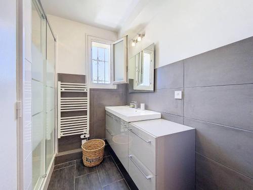 une salle de bain avec un lavabo et un miroir dans l'établissement Appartement lumineux avec terrasse à 100m de la plage - 2 ch. - Parking privé & équipements inclus - FR-1-770-20, à Saint-Cyr-sur-Mer