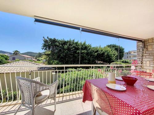 une table et des chaises sur un balcon avec vue dans l'établissement Appartement lumineux avec terrasse à 100m de la plage - 2 ch. - Parking privé & équipements inclus - FR-1-770-20, à Saint-Cyr-sur-Mer