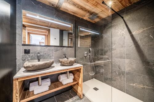 une salle de bain avec deux lavabos et une douche dans l'établissement Apartment Aldea Les Gets - by EMERALD STAY, aux Gets