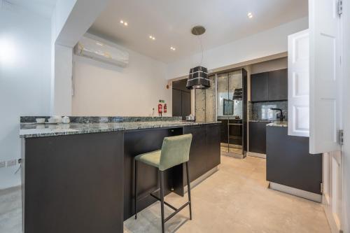 Foto dalla galleria di Traditional 2BR Stylish Townhouse with Maltese Balcony - Close to Triton Fountain Valletta, Sliema & Saint Julians a La Valletta