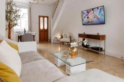 Stylish & Comfortable Modern Getaway photo 1