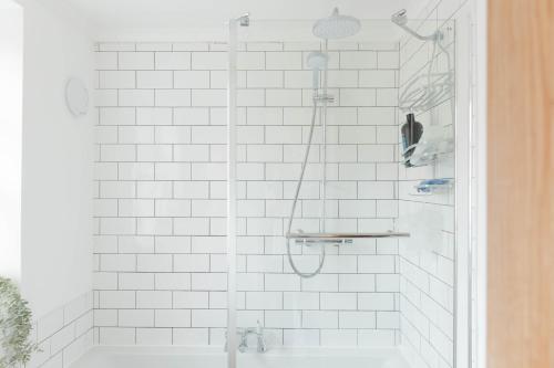 Stylish & Comfortable Modern Getaway photo 27