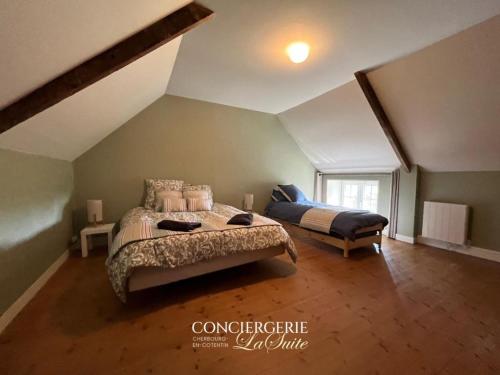 une chambre avec un grand lit et une fenêtre dans l'établissement La Luberie, à Senoville