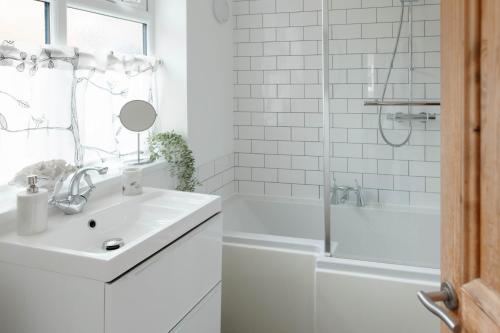 Stylish & Comfortable Modern Getaway photo 26