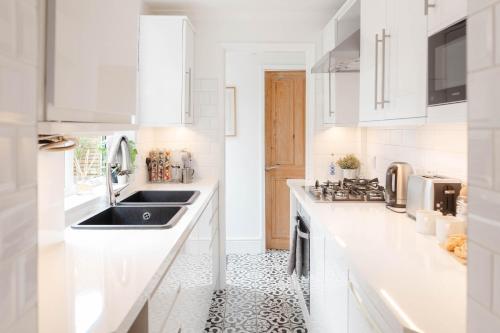 Stylish & Comfortable Modern Getaway photo 4
