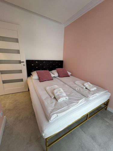 Ένα ή περισσότερα κρεβάτια σε δωμάτιο στο Apartments MERLIN -ANTRESOLA przy Starówce