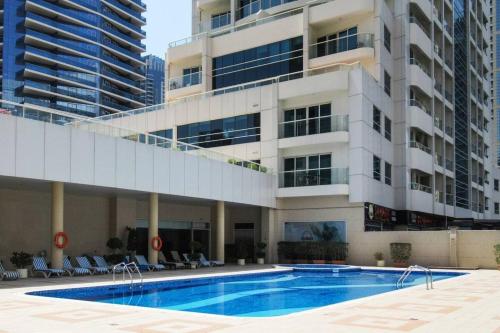 Pure Living – Mesmerizing Marina-View Apartment With Balcony