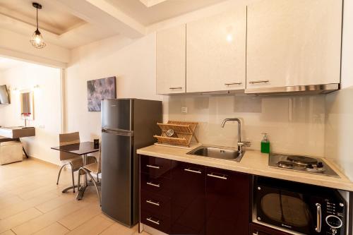 Η κουζίνα ή μικρή κουζίνα στο Dafni's Beachfront Luxury Studios