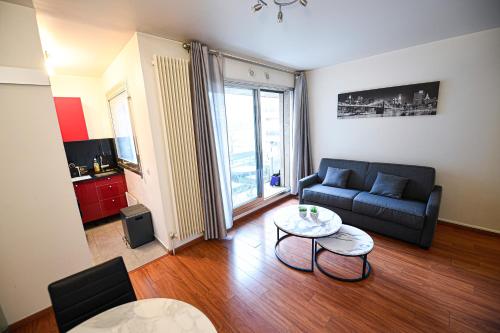 un salon avec un canapé et une table dans l'établissement Studio de luxe les champs Élysées 2, à Paris