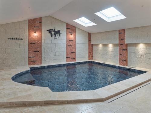 une grande piscine dans une grande pièce avec un plafond dans l'établissement Maison avec piscine en centre ville, à Vendôme