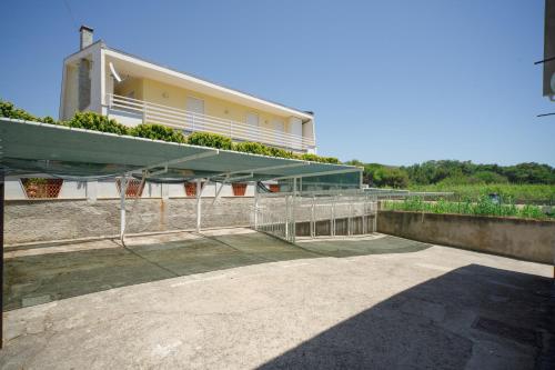 a basketball court in front of a building at Le terrazze sulla spiaggia in Ascea