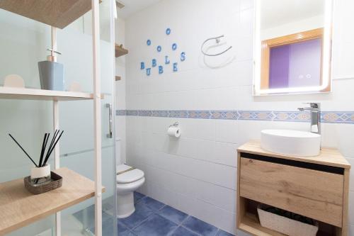 a bathroom with a white toilet and a sink at Global Properties, Estudio para parejas en la playa del Puerto de Sagunto in Puerto de Sagunto