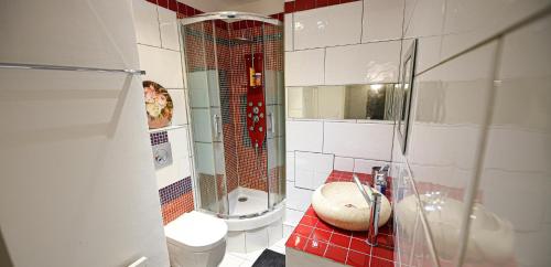 une salle de bain avec une douche, des toilettes et un lavabo dans l'établissement Studio de luxe les champs Élysées 2, à Paris