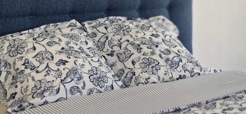 - un lit avec une couette bleue et blanche dans l'établissement Bonapparte 402, à Blois