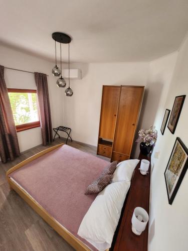 Ένα ή περισσότερα κρεβάτια σε δωμάτιο στο Secret Garden Studio Apartman