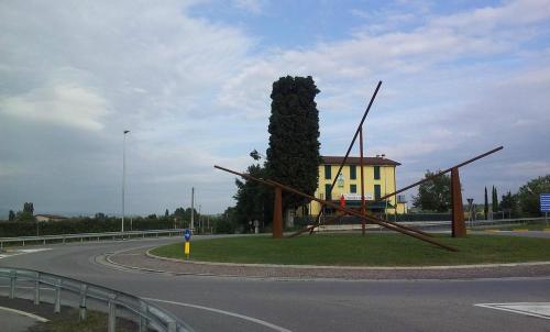 a large sculpture on the side of a road at Albergo quatro pini in Pozzolengo