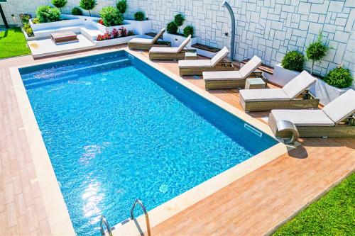 Swimmingpoolen hos eller tæt på Marina Pool Villa Hanioti 3 bedrooms 8 guests