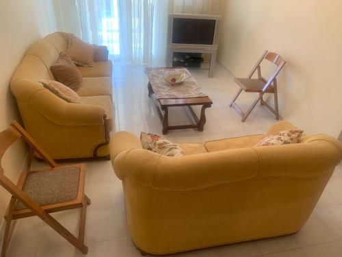 TV a/nebo společenská místnost v ubytování Διαμέρισμα στη Νεα Καλλικράτεια