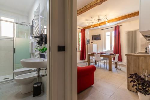 モデナにあるEnzo Ferrari Museum -WiFi, train station and parkingのバスルーム(トイレ、洗面台付)