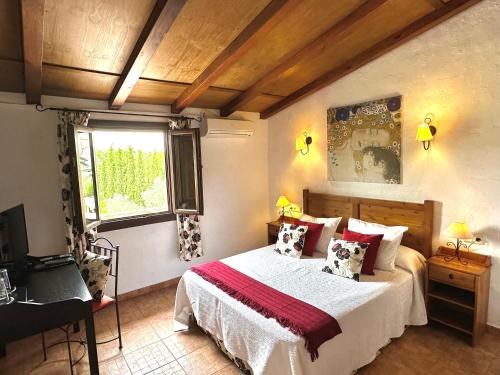 a bedroom with a bed and a window at Hotel Rural La Paloma in Villanueva de Tapia