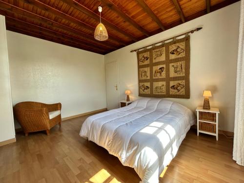 - une chambre avec un grand lit et un plafond en bois dans l'établissement 764 - Belle maison de caractère pour 8 voyageurs, à Erquy