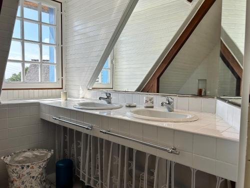 une salle de bain avec deux lavabos et un grand miroir dans l'établissement 764 - Belle maison de caractère pour 8 voyageurs, à Erquy