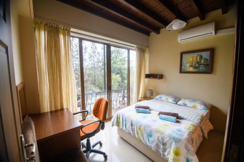 une chambre avec un lit, un bureau et une fenêtre dans l'établissement DENGE Homes, à Lefkosa Turk