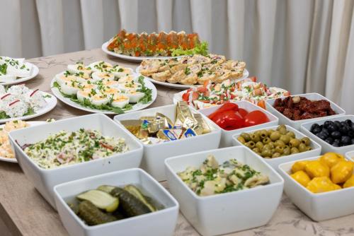 een tafel vol met schalen met verschillende soorten eten bij Luna in Niechorze