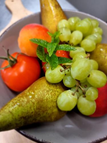 une assiette de fruits et légumes sur une table dans l'établissement Gasthaus Korneli, à Sankt Aldegund