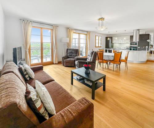 un salon avec un canapé et une table dans l'établissement Harmonie au Plessis-Robinson, au Plessis-Robinson