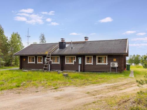 ein Holzhaus mit einem Feldweg davor in der Unterkunft Holiday Home Ruka-kitkan kuukkeli by Interhome in Säkkilänvaara