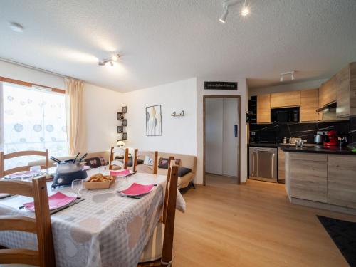 Il comprend une cuisine et une salle à manger avec une table. dans l'établissement Apartment Bâtiment A-18 by Interhome, au Corbier