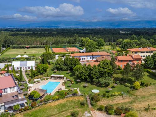 Una vista aérea de una finca con piscina. en Apartment Tipologia Trilocale by Interhome, en Le Vedute