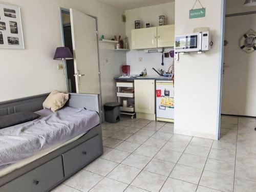 Il comprend une cuisine avec un lit et un réfrigérateur. dans l'établissement Apartment Côte d'Azur-13 by Interhome, à Bormes-les-Mimosas