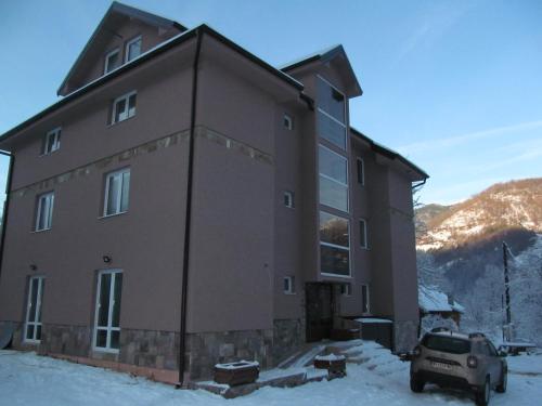 Nespecifikovaný výhled na hory nebo výhled na hory při pohledu z hotelu