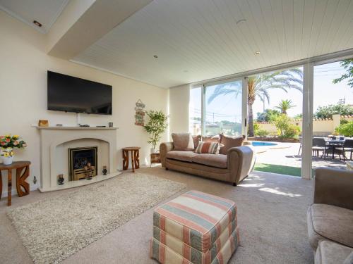 salon z kominkiem i telewizorem w obiekcie Holiday Home Bergen by Interhome w mieście Albir