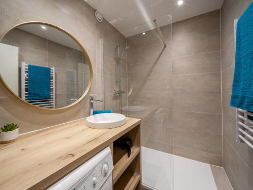 une salle de bain avec un lavabo et un miroir dans l'établissement Apartment Baikonour-6 by Interhome, au Corbier