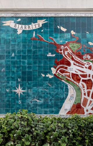 a mural on the side of a building at Hotel de Silhouette in Biarritz